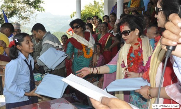 ट्रष्टकी अध्यक्ष श्रीमति गीता क्षत्री सरस्वती निम्न माध्यमिक विध्यालयमा शैक्षिक सामाग्री बाडनु हुदै ।.